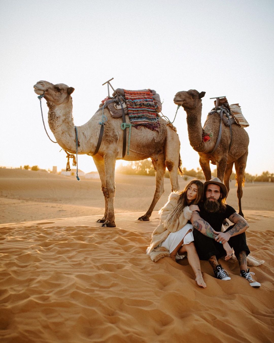 naik unta gurun sahara destinasi wisata eksotis maroko