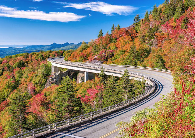 viaducto de la carretera blue ridge parkway con paisaje de otoño