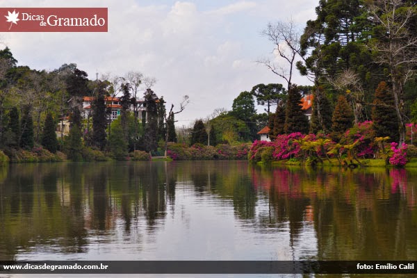 Mesmo em dias frios e nublados, o Lago Negro não perde sua beleza.