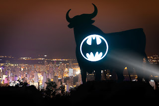 Batman Day 2021: Imágenes de la batseñal en el toro de Osborne de Benidorm.