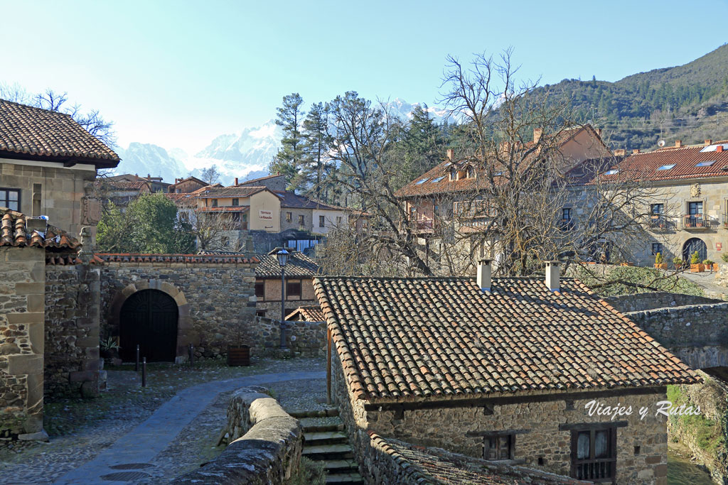 Bustamante-Prellezo con su capilla y los molinos junto al puente de San Cayetano.Potes