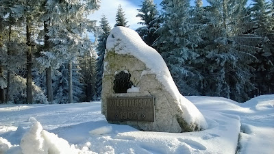 Pamiątkowy kamień na przystanku kolejowym w Jakuszycach