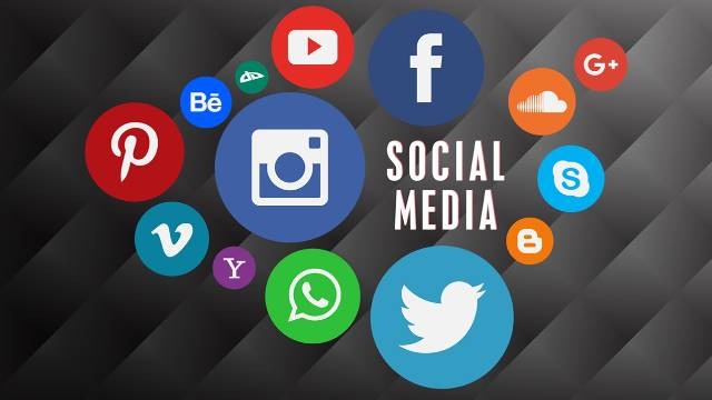 Terhubung dan Terinformasi, Tapi Ada Risikonya: Menavigasi Dampak Media Sosial