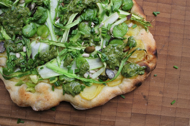 Veganer Flammkuchen mit grünem Spargel