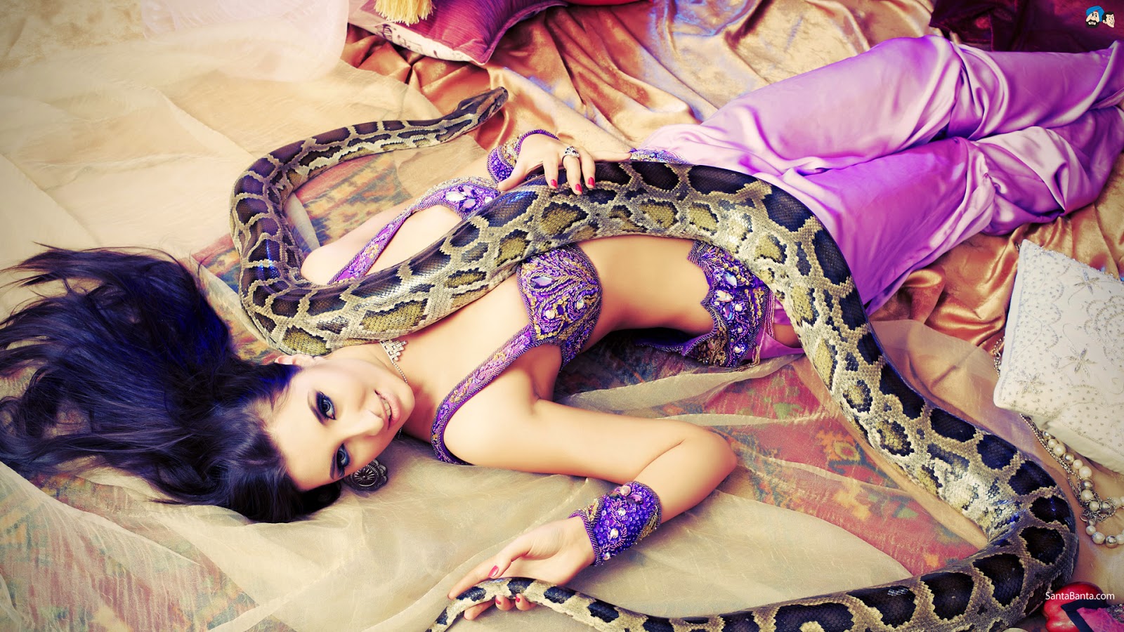 Сон змея обвивает. Девушка змея. Красивые девушки со змеями. Красивая девушка со змеей.