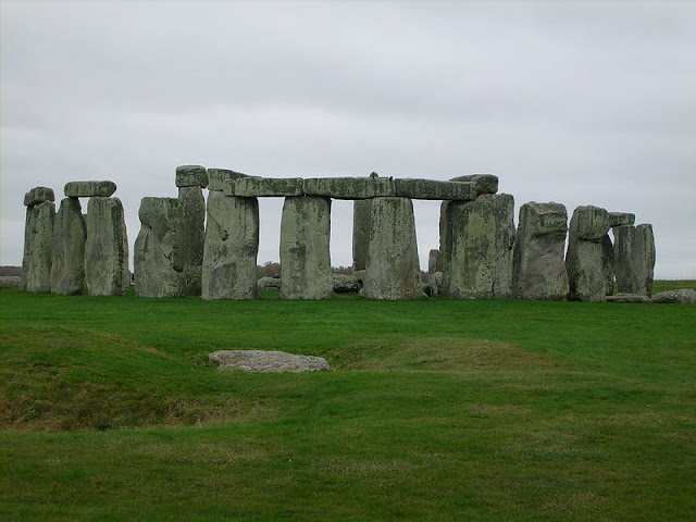 أكثر أماكن غموضا العالم 800px-Stonehenge_fro