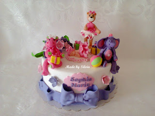 Tort de botez cu jucarii si flori