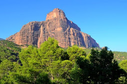 جبل امسفران او الكاتدرال وجهة السياح المغاربة والاجانب