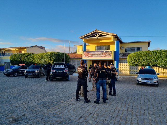 Polícia Civil realiza "Operação Dimidium" em Salitre para investigar possível esquema de "rachadinha" Polícia Civil realiza "Operação Dimidium" em Salitre para investigar possível esquema de "rachadinha"