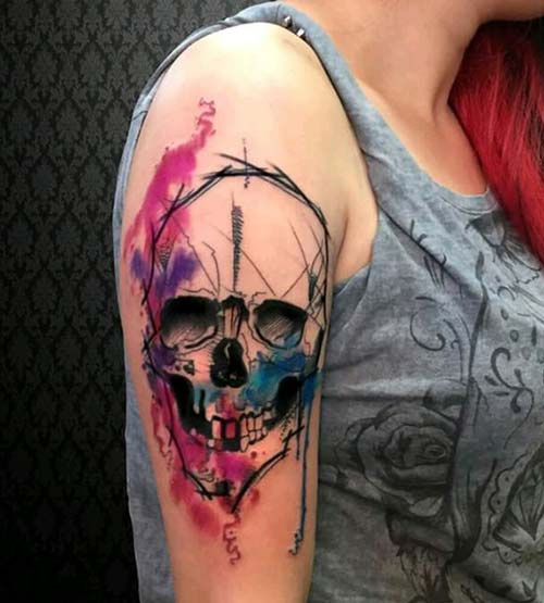 kadın üst kol renkli kuru kafa dövmesi woman upper arm watercolor skull tattoo kadın üst kol renkli kuru kafa dövmesi woman upper arm watercolor skull tattoo