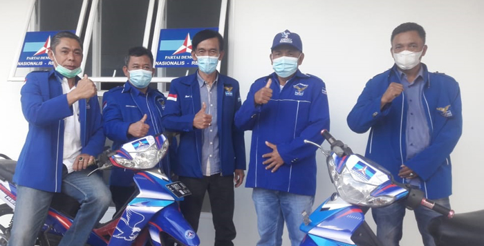 Permudah Mobilisasi, DPC Demokrat Lambar Beri Sepeda Motor Gratis UNtuk 15 DPAC