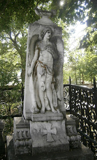 το ταφικό γλυπτό της Μαρίας Νίκου στο Νυμφαίο