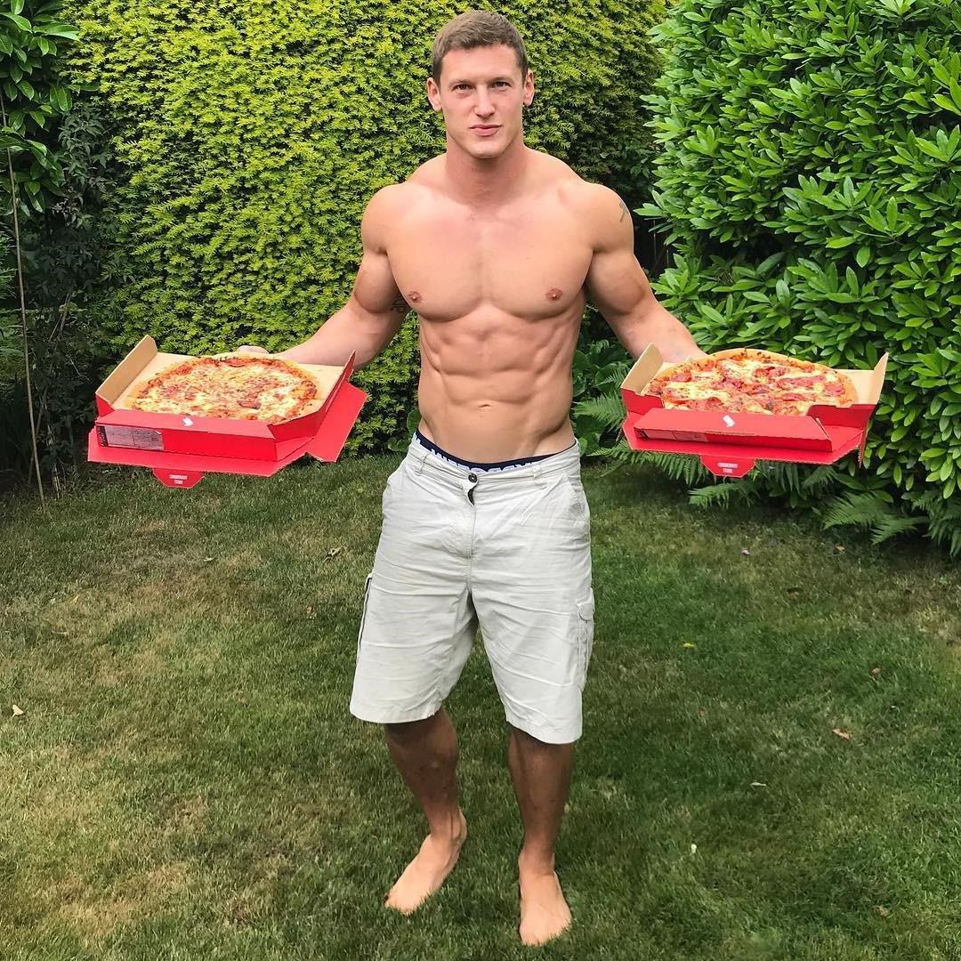hot-muscular-guy-huge-pecs-shirtless-body-hunk-eating-pizza