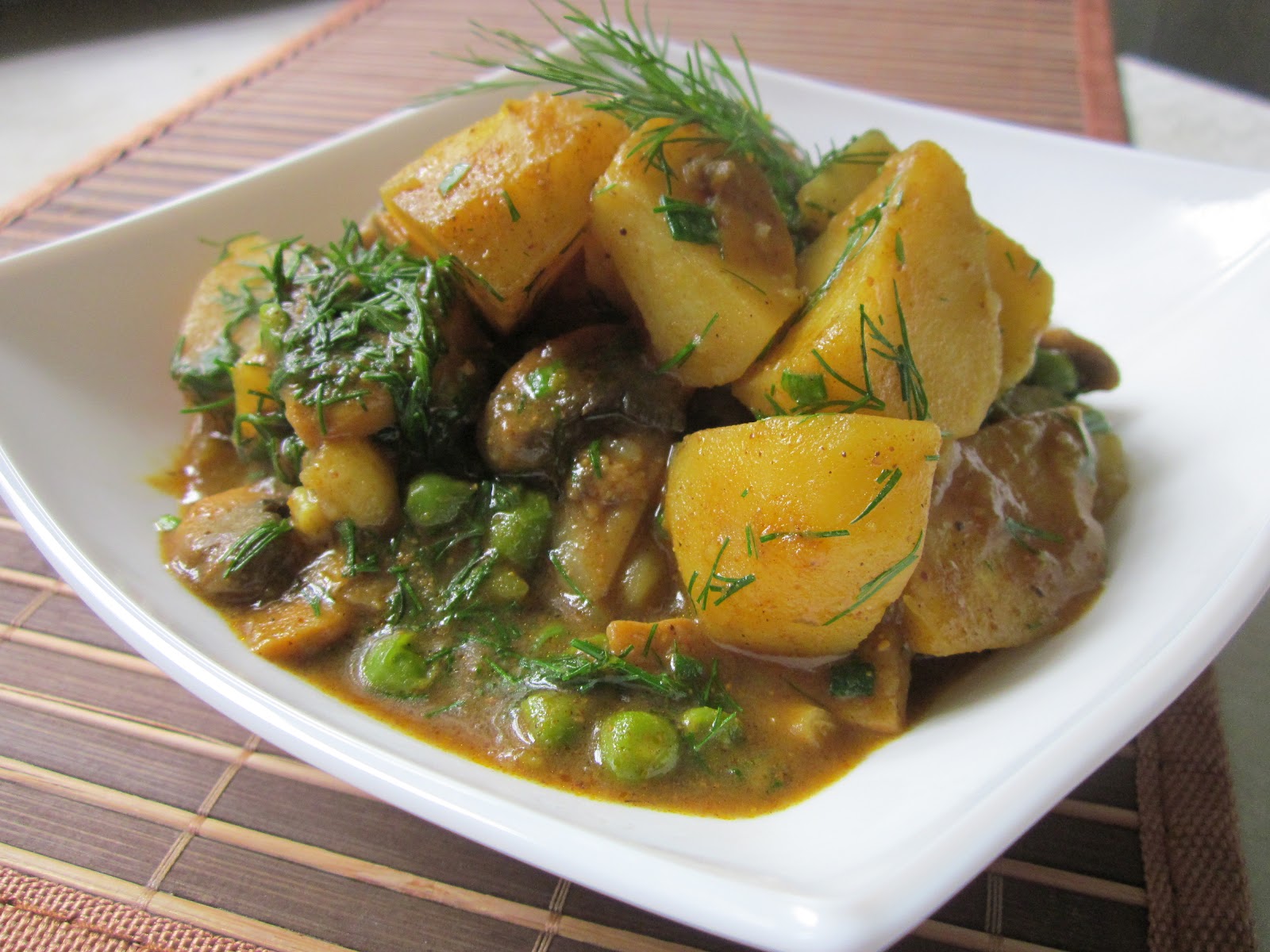 Жаркое с горошком и картошкой