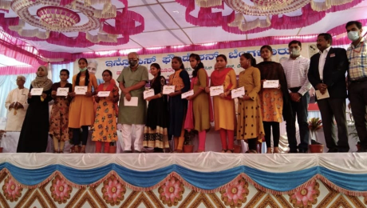 The current Education Minister of Karnataka, Shri Suresh Kumar distributing scholarships to the selected girls from Bagalkot district, Northern Karnataka