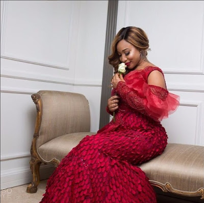 Tonto Dikeh and her rose flower wows in new photo   