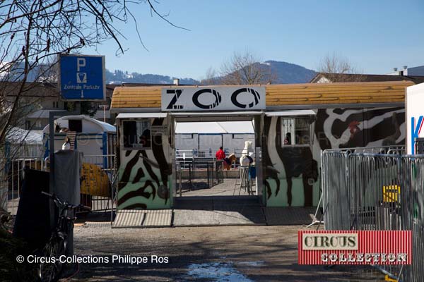 la roulotte caisse du zoo peinte de rayure zébrée et le toit au motif de bambou