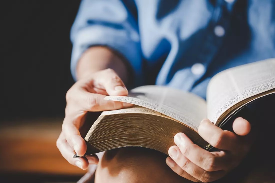 Quiz: Especialidade de Apocalipse Pessoa lendo a bíblia