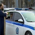 Θεσσαλονίκη: Ιερέας ραντίζει με αγιασμό τα περιπολικά της ΕΛ.ΑΣ. (VIDEO)