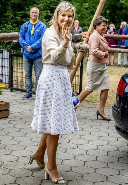 Queen Maxima wore a white cotton pleated skirt by Natan Edouard Vermeulen, Salvatore Ferragamo Flower Heel Pump Shoes, carried Chanel bags