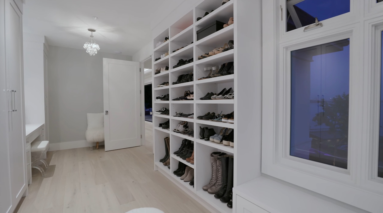 74 Photos vs. Luxury Contemporary Home In West Vancouver Interior Design Tour