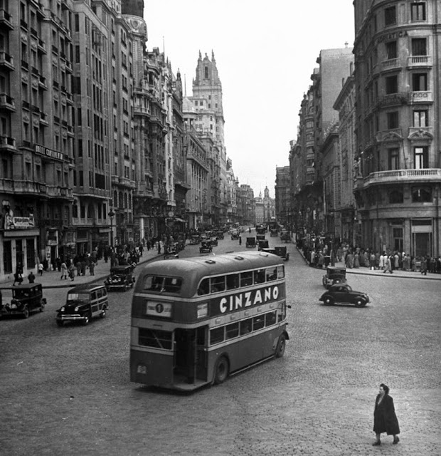 Bus de dos pisos sobre Gran Vía Bus de dos pisos sobre Gran Vía Madrid 1949