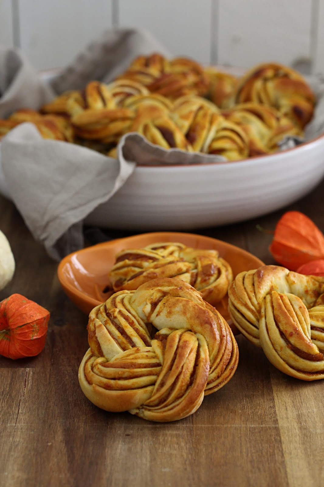 süße Hefeknoten mit würziger Kürbisfüllung - Biskuitwerkstatt