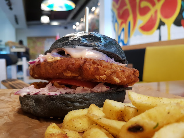 food blogger dubai mybc american black bun burger fries