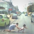 VÍDEO: Mãe se joga em estrada para salvar sua filha, assista