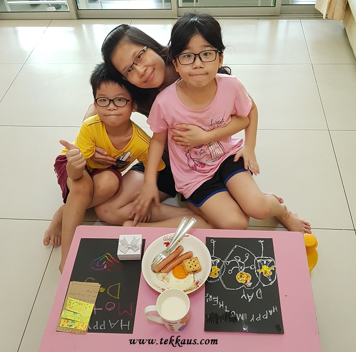Children learn to cook on their own mother's day