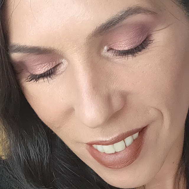 look cálido Dos maquillajes de otoño con labios marrones 02