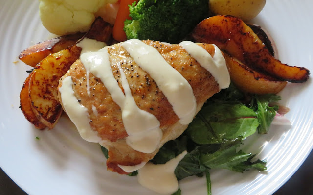 Chicken with  Baby Greens, Pears & Blue Cheese