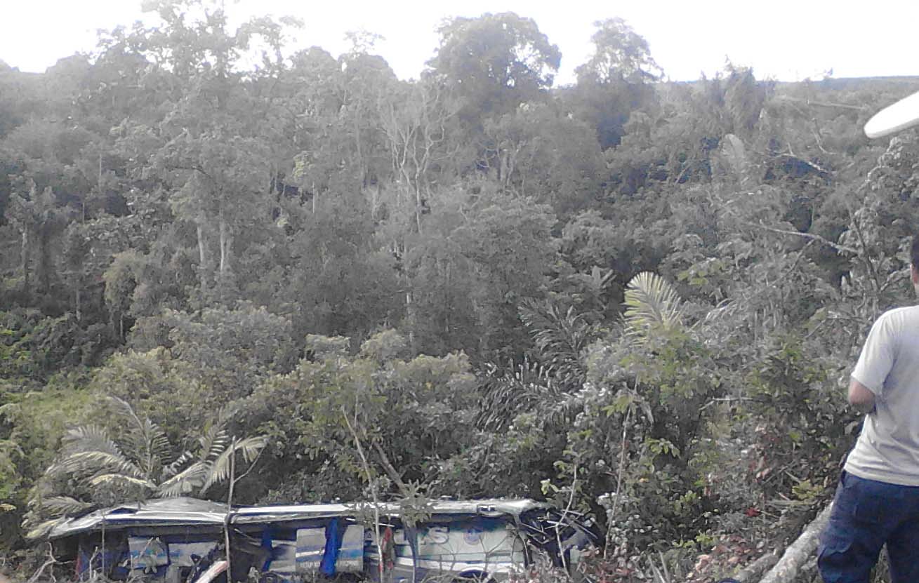 Warga menyaksikan bus yang masuk ke jurang Warga menyaksikan bus yang masuk ke jurang