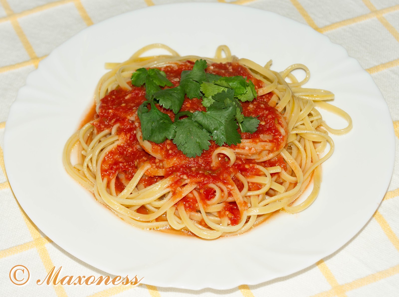 Паста с рикоттой и томатами. Паста с томатным соусом. Спагетти с рикоттой и томатами. Спагетти с рикоттой и томатной пастой.