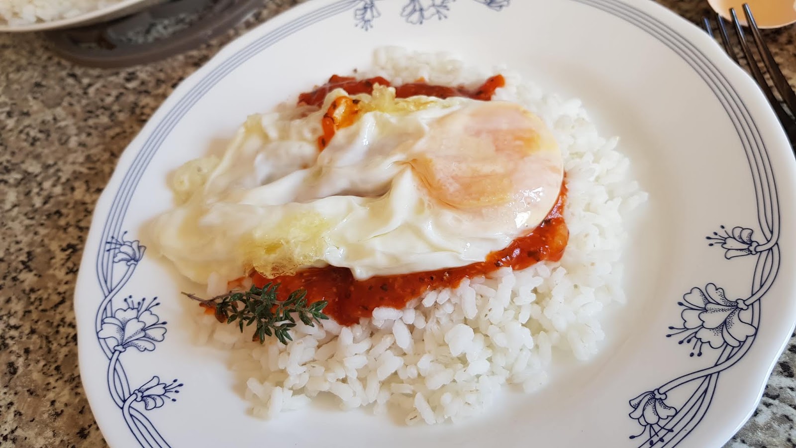 ARROZ con TOMATE y HUEVO FRITO