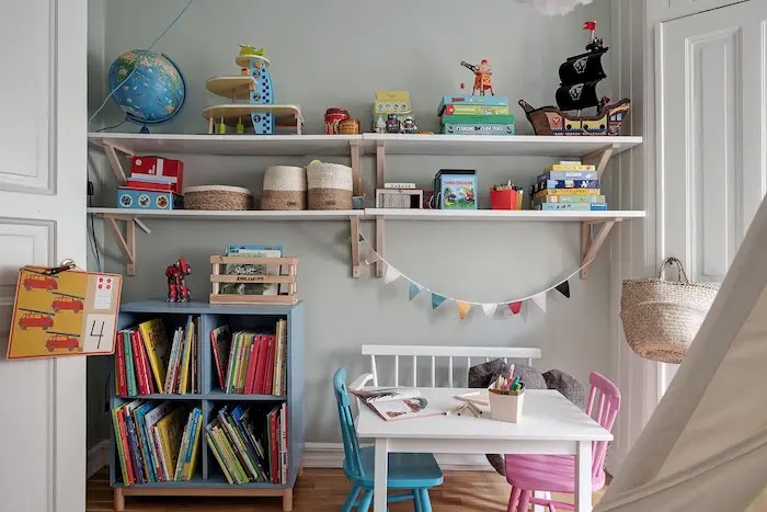 Trucos para aprovechar mejor el espacio en casas pequeñas Dormitorio infantil con estanterías voladas