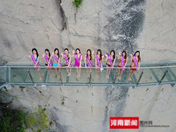 Choáng nặng 10 thiếu nữ mặc bikini thách thức cầu kính cao 1.000m
