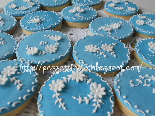 Biscotti decorati in ghiaccia reale azzurri
