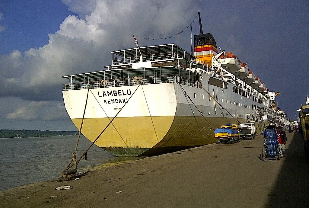 KM Lambelu di pelabuhan dengan latar belakang laut dan kapal lain