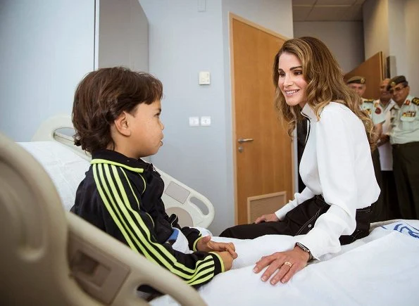 Queen Rania visited the Queen Rania Al Abdullah Hospital for Beyond Museum Walls’ program. wore blouse and trousers