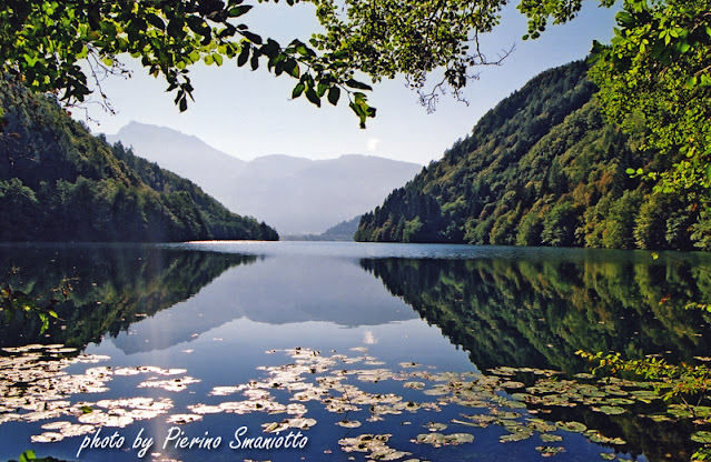 Het Levicomeer (Trentino - Valsugana) in de zomer - Italië