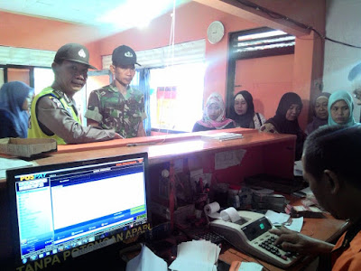 POLSEK PULOSARI LAKUKAN PENGAMANAN PEMBAGIAN DANA PKH ...