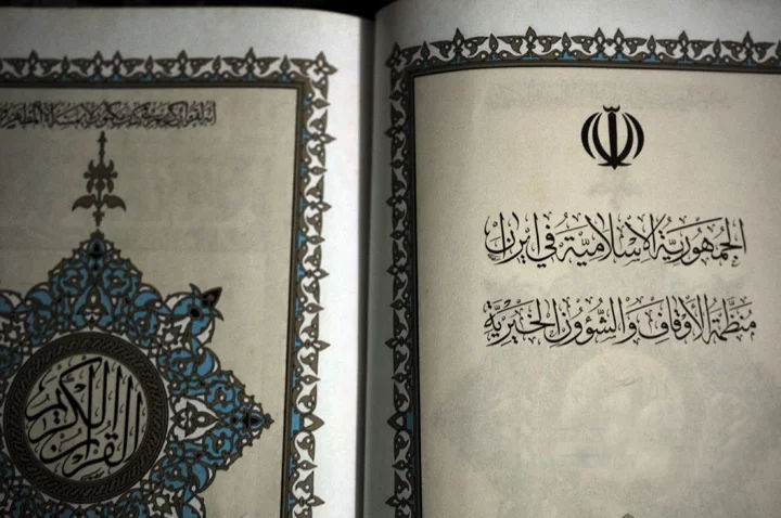 Penyimpangan Syiah Terhadap AlQur’an. Syiah Indonesia Penyimpangan Syiah Terhadap AlQur’an. Syiah Indonesia