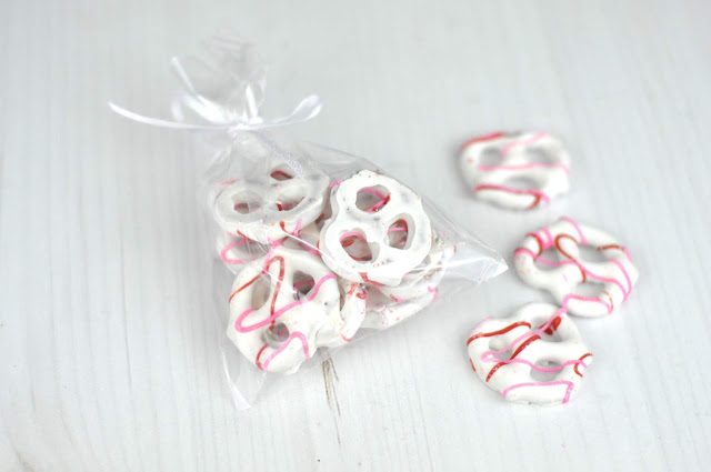 Mini Valentine Treat Bags with embossed paper bags by Jen Gallacher from www.jengallacher.com #valentine #embossingfolder #valentinesday #jengallacher Mini Valentine Treat Bags with embossed paper bags by Jen Gallacher from www.jengallacher.com #valentine #embossingfolder #valentinesday #jengallacher