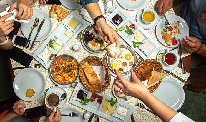 Thanksgiving family Breakfast | 14 Thanksgiving Morning Activities | NeoStopZone