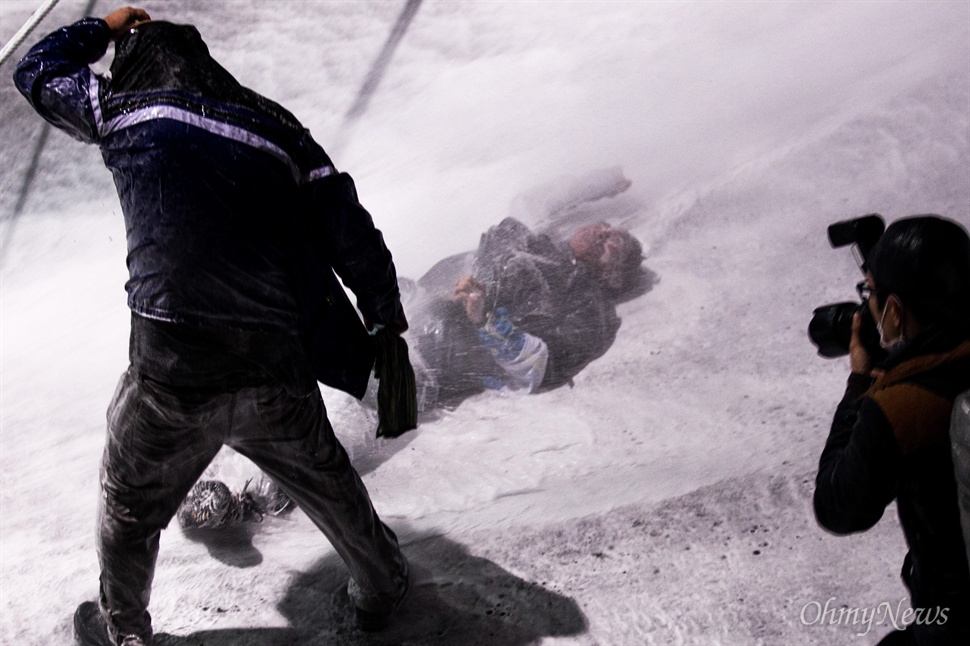 경찰 물대포 맞고 쓰러진 농민 생명 위독 (주의) | 인스티즈