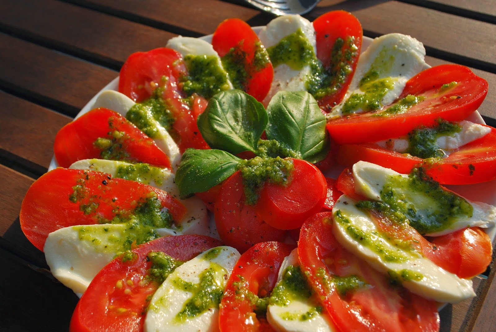 Mozzarella-Tomatensalat mit Basilikumpesto