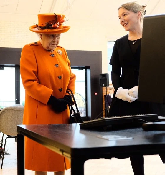 The Queen visited the Science Museum today celebrates the technology of communications. Style of the Queen