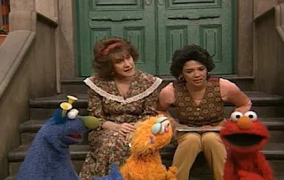 Elmo, Maria, Zoe, Honker and Ruthie try to choose the best picture. Sesame Street The Best of Elmo