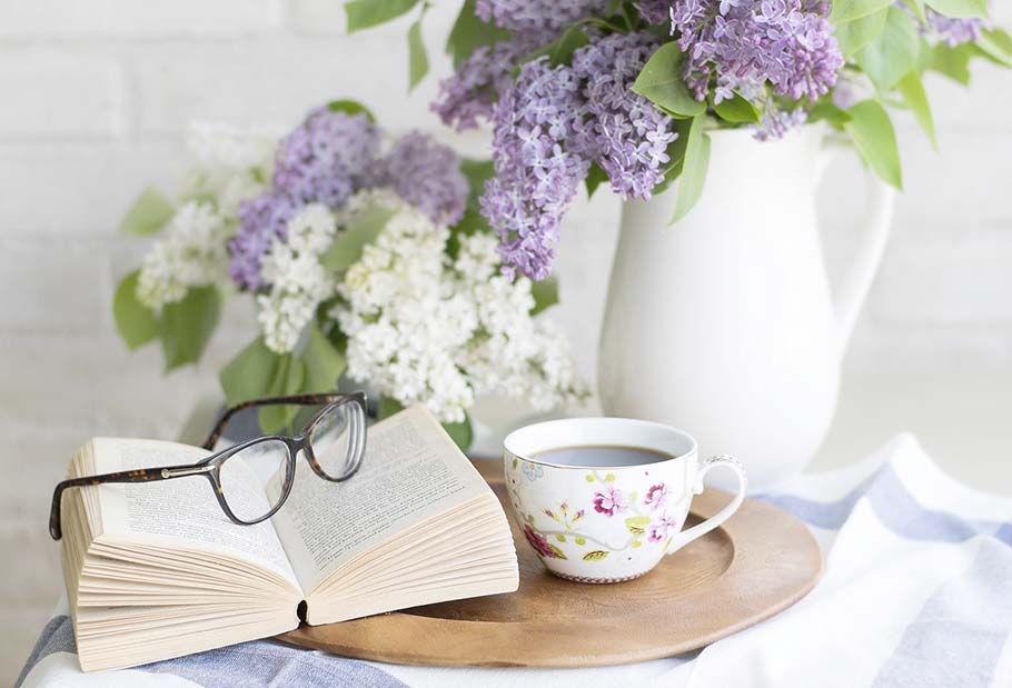 Charming Sunshine: Having a Breakfast Nook to Greet the Day In